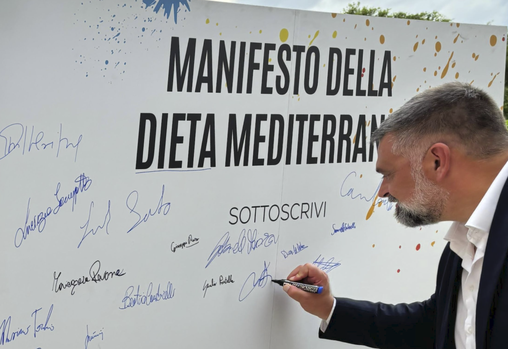 firma manifesto _ Luca De Carlo Senatore della Repubblica